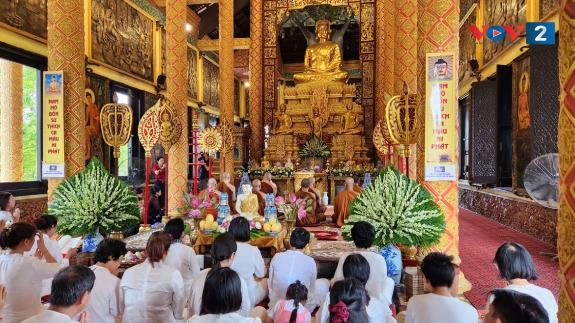 Vào ngày lễ này, các gia đình phật tử tập trung tại chùa dâng cúng đến chư tăng các tứ vật dụng cần thiết. Lễ vật không thể thiếu là những cây đèn cầy to được các phật tử dâng đến chùa để thắp liên tục trong 3 tháng nhập hạ. Ngày này đánh dấu thời điểm an cư bắt đầu tại một ngôi chùa. (Ảnh: Trang nghiêm nghi lễ dâng y tắm mưa trong chùa Khmer)
