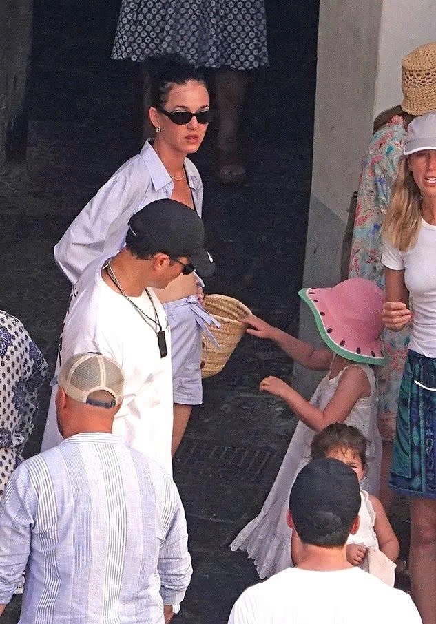 Katy Perry và Orlando Bloom cùng con gái đi dạo trên đảo Carpi. (Ảnh: Backgrid)