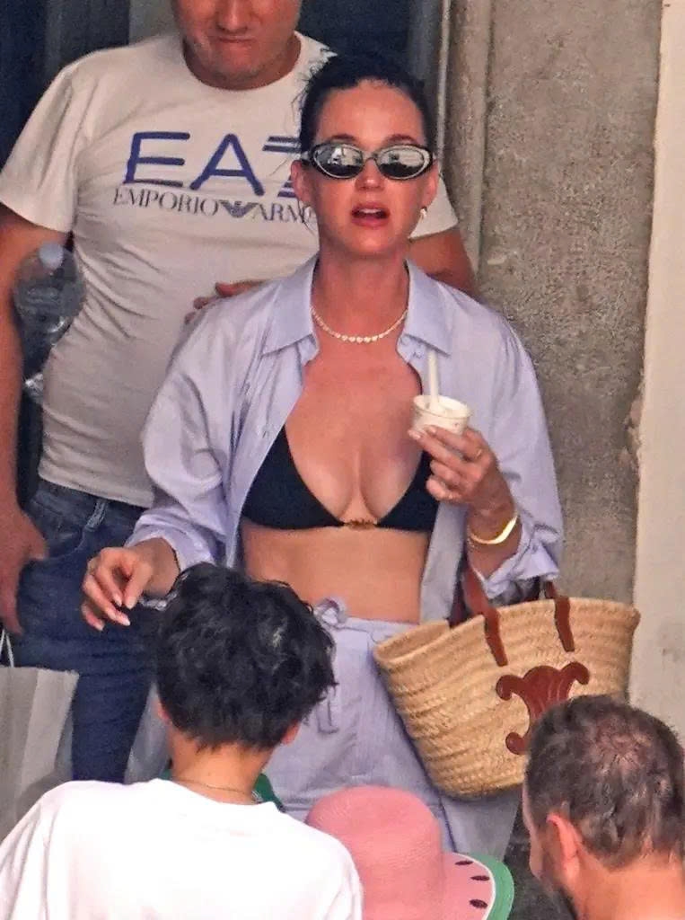 Katy Perry mặc áo bikini màu đen kết hợp trang phục đi biển (Ảnh: Backgrid)