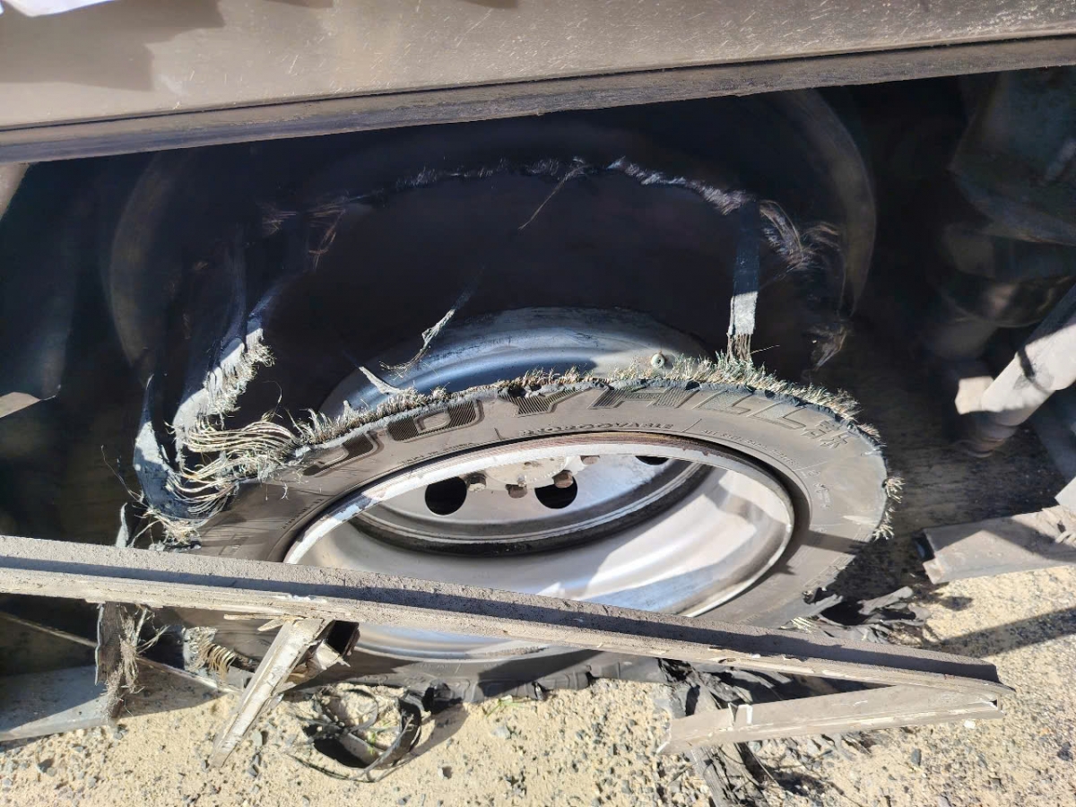 Xe khách biển số 85F-000.37 đang dừng trên cao tốc do nổ lốp (ảnh C08 cung cấp)