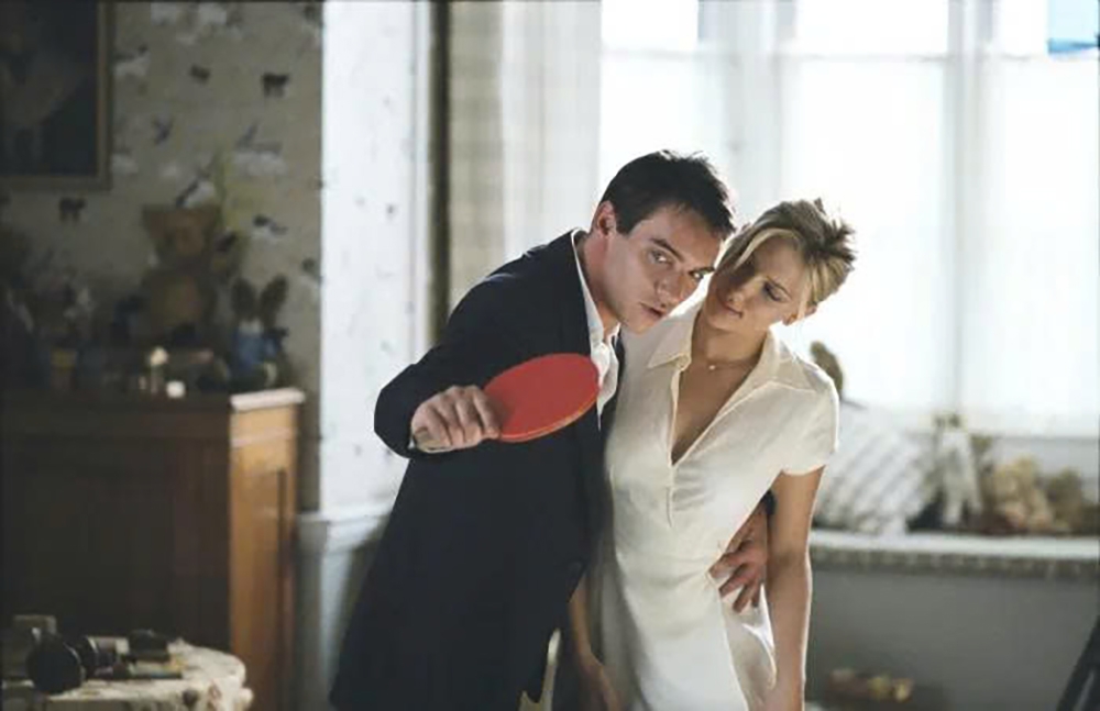Scarlett Johansson kết hợp cùng Jonathan Rhys Meyers trong "Match Point" (Ảnh: yardbarker)