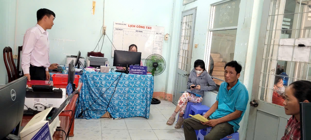 Trung tâm Phục phụ hành chính công xã Hội Cư ân cần phục vụ người dân. Ảnh: PV 