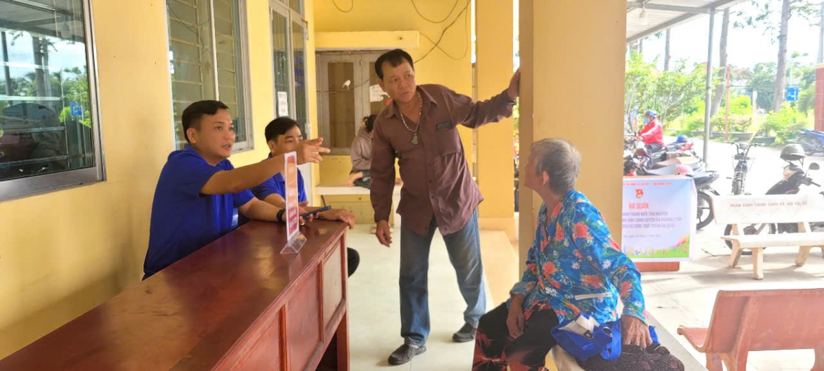 Xã Hậu Mỹ cử cán bộ, đoàn viên hỗ trợ người dân khi đến xã thực hiện các hồ sơ, thủ tục hành chính. Ảnh: PV