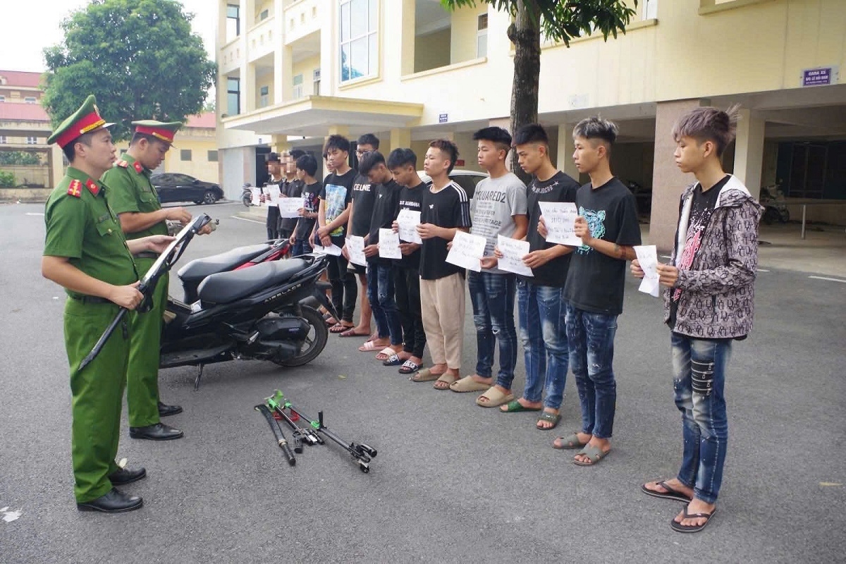 Các đối tượng gây rối trật tự công cộng cùng tang vật bị Cơ quan Công an triệu tập, điều tra, xử lý. Ảnh: CTV