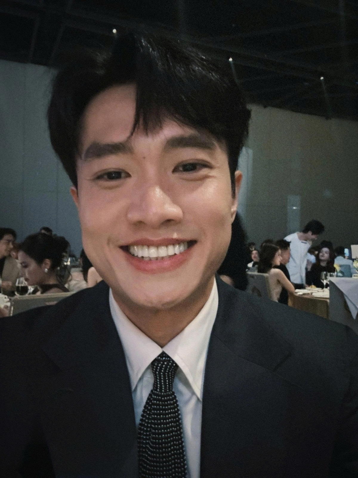Diễn viên Quốc Trường đăng ảnh dự tiệc cưới Đạt G - Cindy Lư và chú thích: "Chợt nghĩ nếu lỡ mình không có vợ thì tiền mình đi cưới tính sao ta?".
