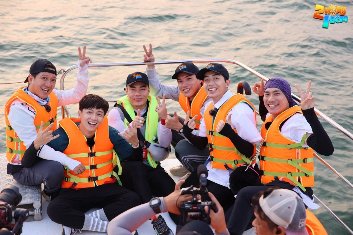 "2 ngày 1 đêm" quy tụ dàn nghệ sĩ nổi tiếng như Trường Giang, Kiều Minh Tuấn, Ngô Kiến Huy, Lê Dương Bảo Lâm, Cris Phan và HIEUTHUHAI.