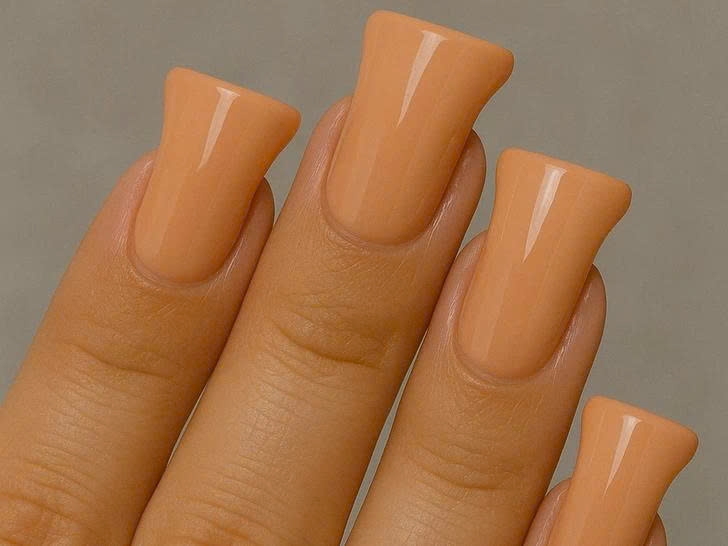 Từng được giới trẻ yêu thích nhờ dáng loe kỳ lạ, móng vịt (hay còn gọi là duck nails) ngày nay bị đánh giá là kém thẩm mỹ và phi thực tế. Kiểu móng này khiến việc gõ bàn phím hay mở lon nước trở thành thử thách, chưa kể dáng móng bè ngang cũng khó tôn lên bàn tay. Hiện tại, các dáng móng thanh thoát, tự nhiên như oval hay almond mới là xu hướng chủ đạo.
