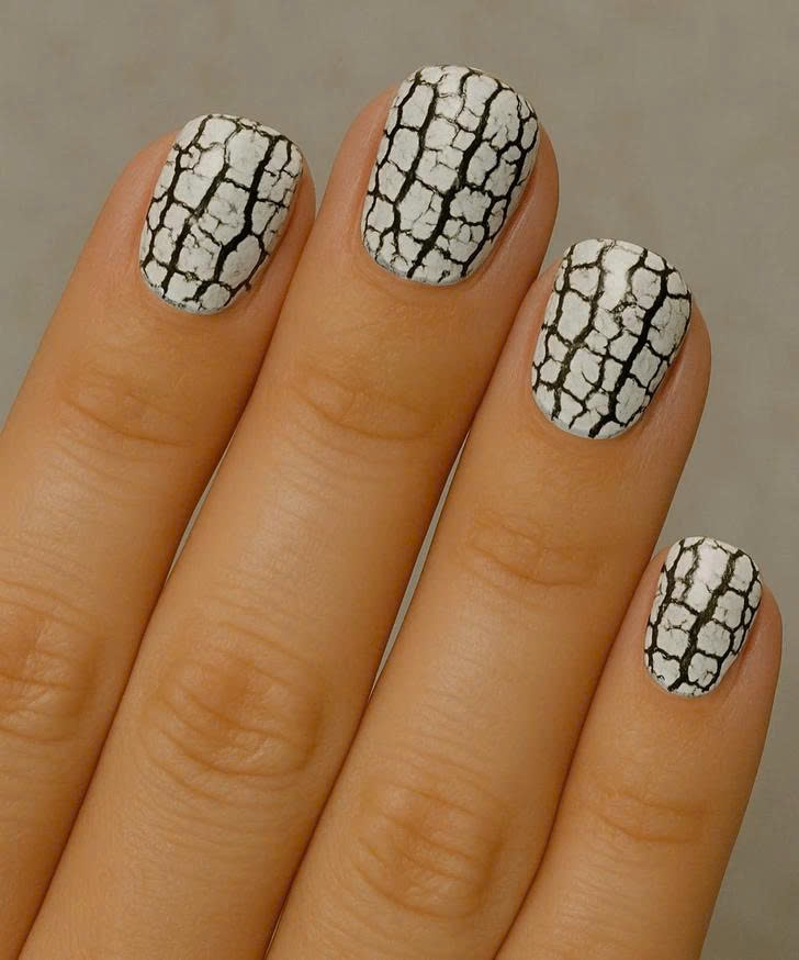 Sơn nứt (crackle nail polish) từng tạo hiệu ứng rạn da độc lạ, nhưng ngày nay lại bị cho là giống... sơn móng bong tróc. Ngành nail hiện hướng đến hiệu ứng mềm mại hơn như loang khói, lớp phủ bán trong suốt hay nhũ ánh nhẹ, vừa hiện đại, vừa sang trọng.
