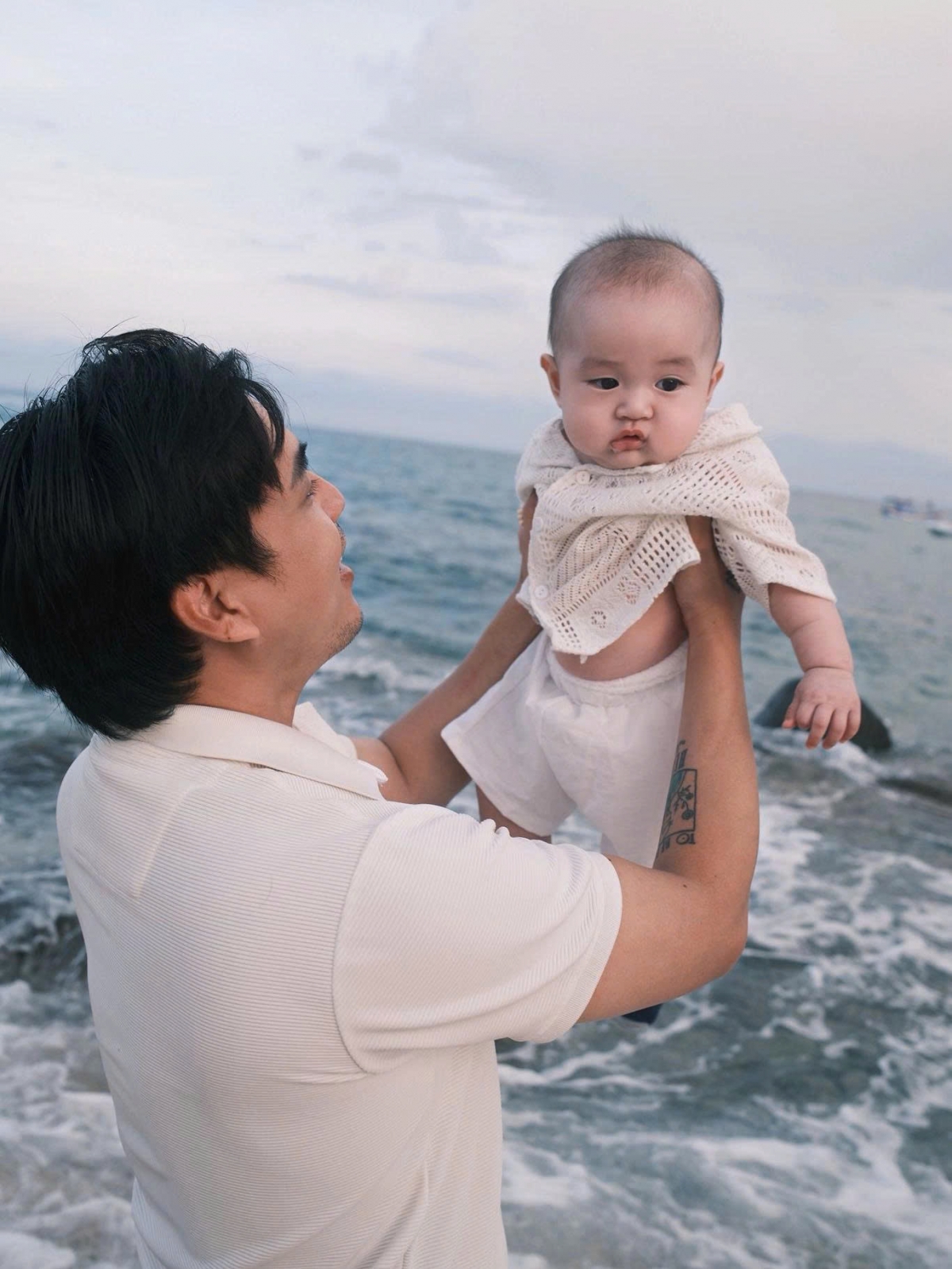 Hồ Quang Hiếu vui đùa cùng con trai 6 tháng tuổi trên bãi biển.