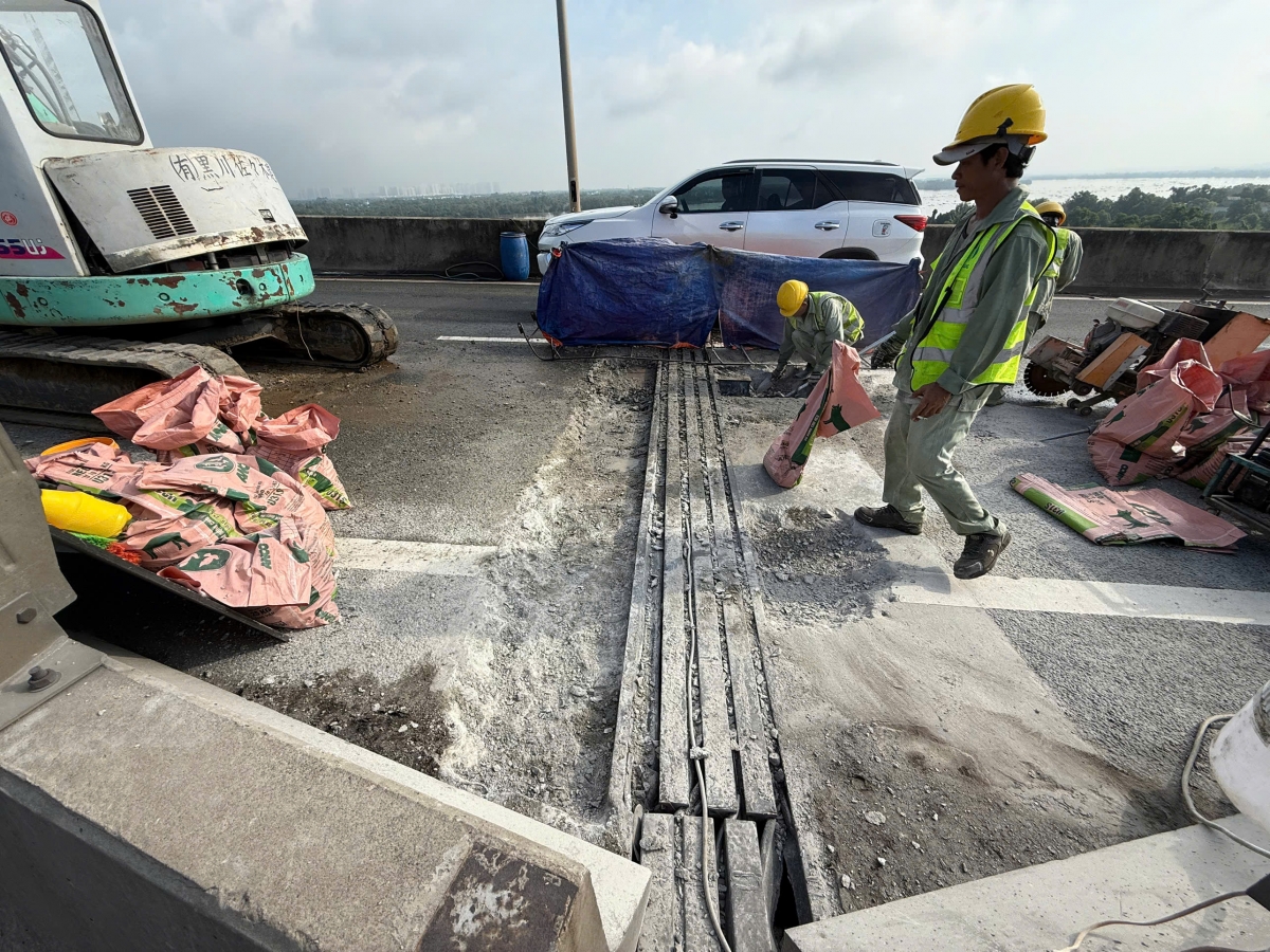 Các công nhân đang tích cực sửa chữa để cao tốc sớm trở lại lưu thông bình thường. Ảnh: Đơn vị thi công cung cấp