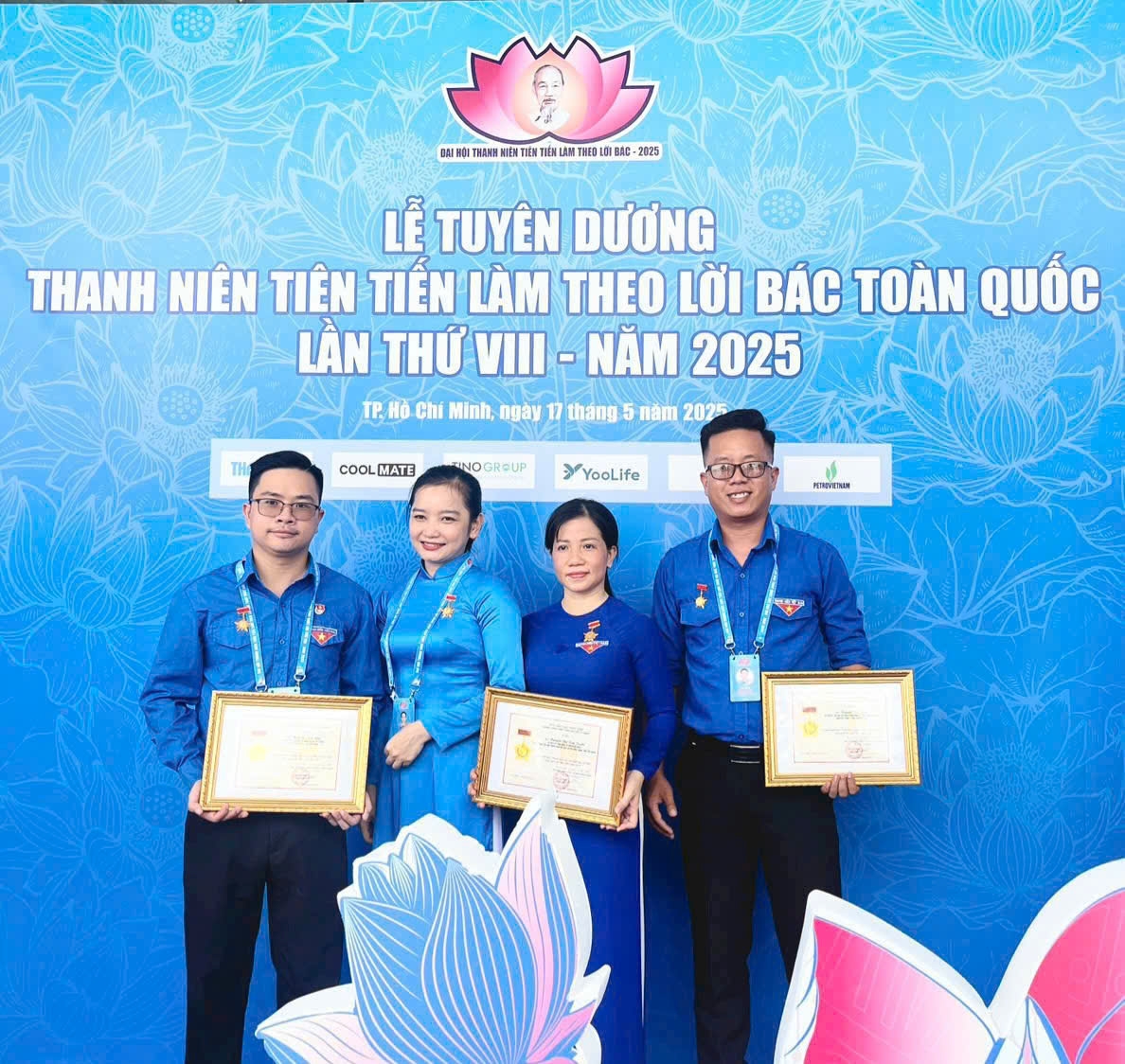 Anh Huỳnh Văn Hiếu ( bìa phải) vừa được tuyên dương "Thanh niên tiên tiến làm theo lời Bác".