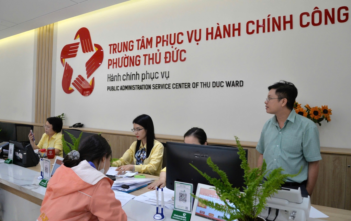 Người dân làm thủ tục tại Trung tâm phục vụ hành chính công phường Thủ Đức