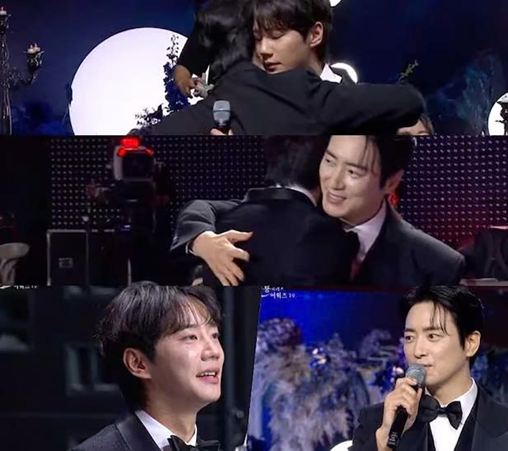 Tình huống "dở khóc dở cười" khi Lee Jun Young đã nhận nhầm cúp giải thưởng của Lee Jun Hyuk. Ảnh: Chosun