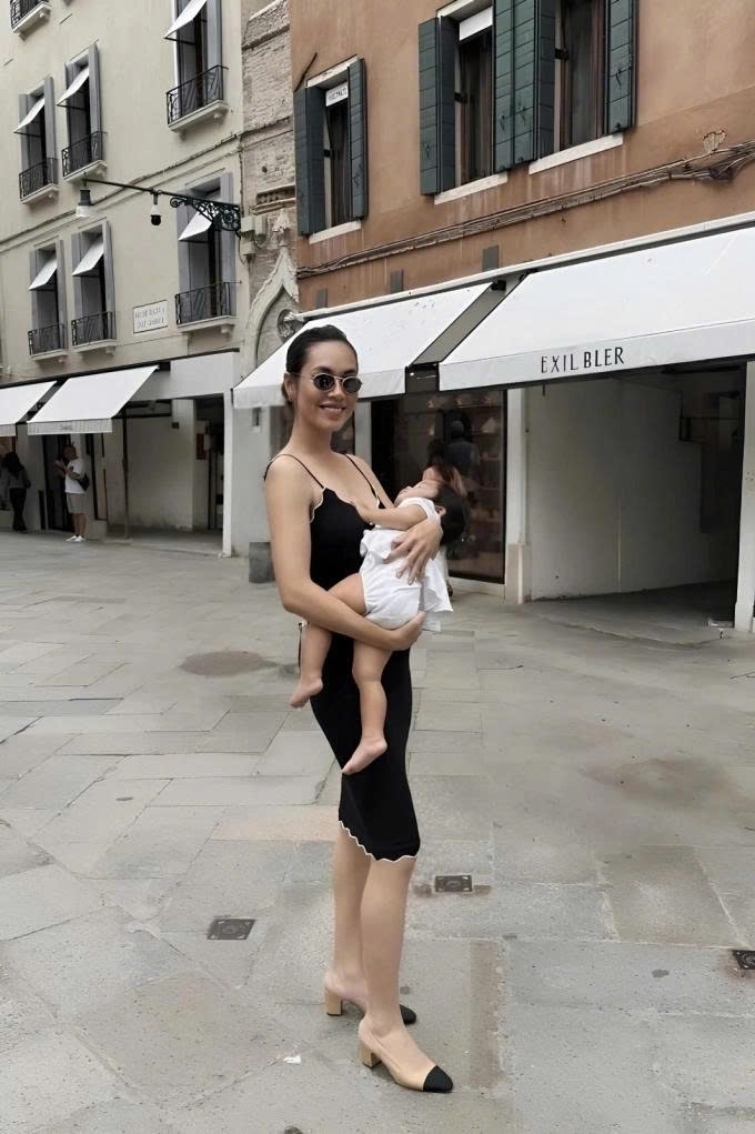 Á hậu Hoàng My đưa con gái đầu lòng Ayla thăm thú thành phố trên sông Venice, tận hưởng những giờ thảnh thơi bên gia đình.