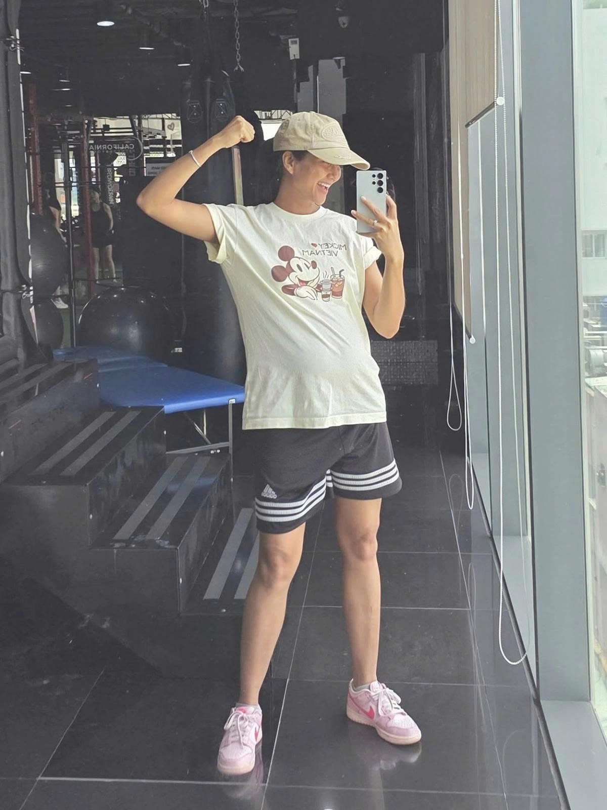 Hoa hậu H'Hen Niê đăng ảnh tươi tắn ở phòng gym và cho biết cô tập luyện đều đặn 45 phút mỗi ngày trong giai đoạn mang thai.