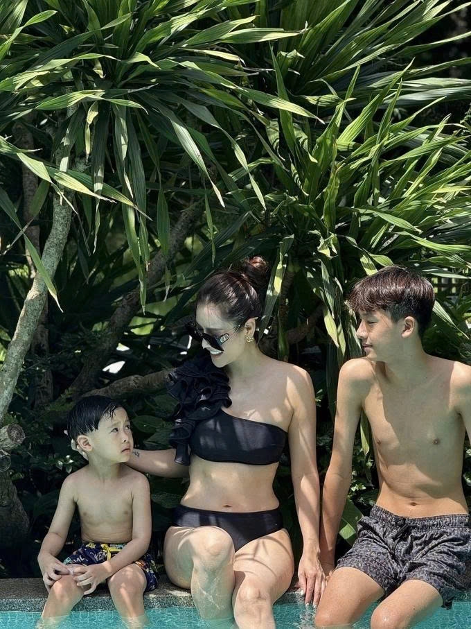 Ca sĩ Quế Vân tự tin khoe cơ bụng săn chắc sau ba lần sinh nở, với áo tắm trong chuyến nghỉ dưỡng cùng hai con trai.