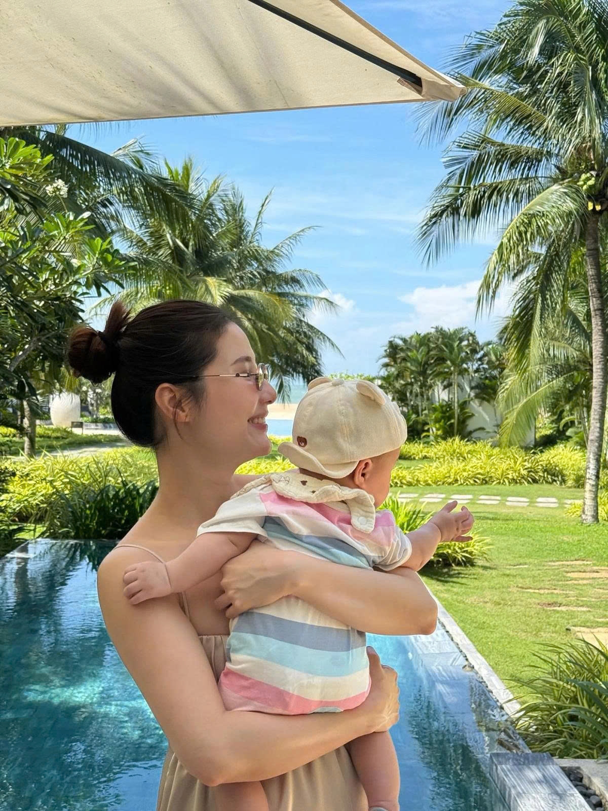 Diễn viên Diễm My 9X đưa con trai 6 tháng tuổi đi nghỉ dưỡng.