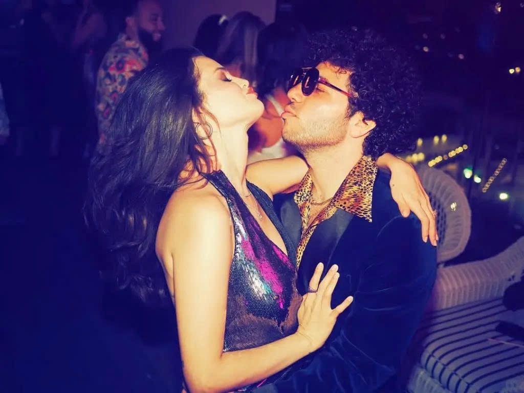 Selena Gomez tình tứ cùng bạn trai tại tiệc sinh nhật. Ảnh: IGNV