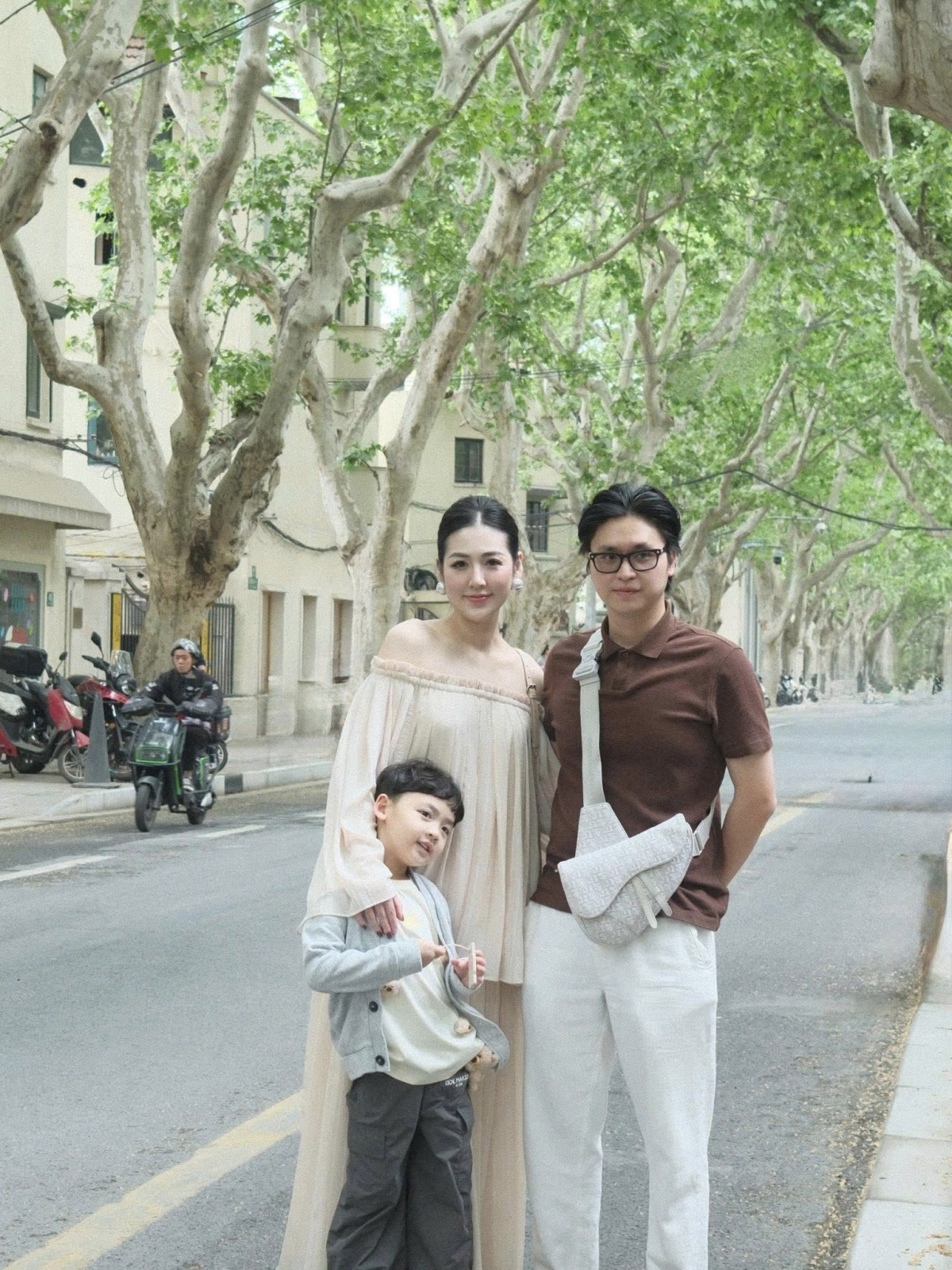 Sau 6 năm về chung nhà, tổ ấm của vợ chồng Tú Anh và thiếu gia Phạm Gia Lộc viên mãn khi có "đủ nếp, đủ tẻ". Trước đó, vào tháng 5/2024, nàng hậu xác nhận mang bầu lần 2. Cô vui mừng vì đã mong ngóng có thêm "thiên thần nhỏ" từ lâu.