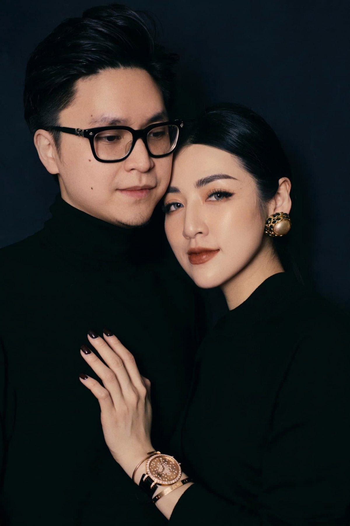 Sau khi kết hôn, Tú Anh sống khép kín hơn, ít đăng tải những hình ảnh riêng tư liên quan đến đời sống hôn nhân. Thế nhưng, qua những hình ảnh hiếm hoi cô chia sẻ cũng đủ khiến mọi người nhận thấy cô đang có một cuộc sống hạnh phúc, đủ đầy.