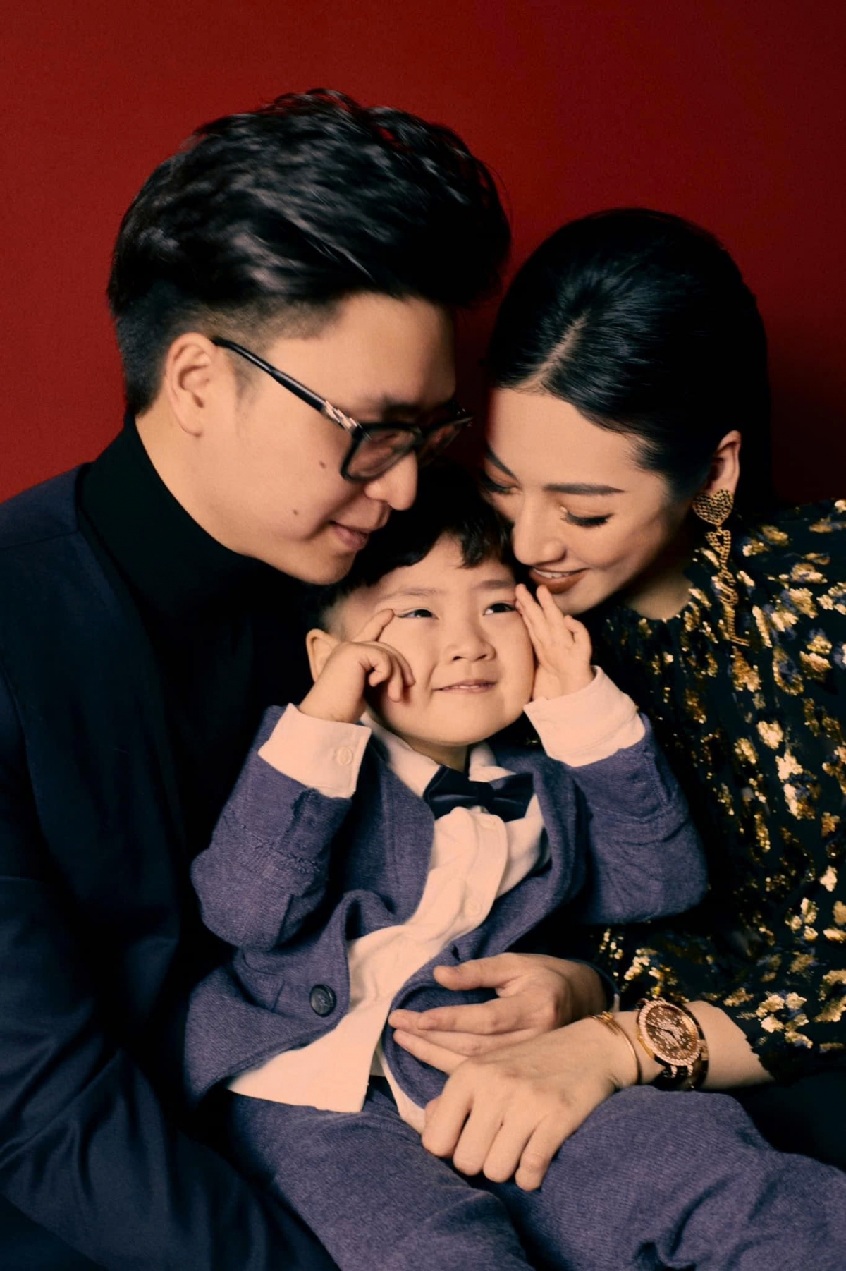 Trên trang cá nhân của mình, Tú Anh thường xuyên chia sẻ những hình ảnh cực kỳ đáng yêu của cậu con trai nhỏ. Người đẹp cũng từng tâm sự, cô cảm thấy vô cùng may mắn khi hành trình làm mẹ của mình luôn có sự hỗ trợ và hướng dẫn của mẹ ruột và mẹ chồng.