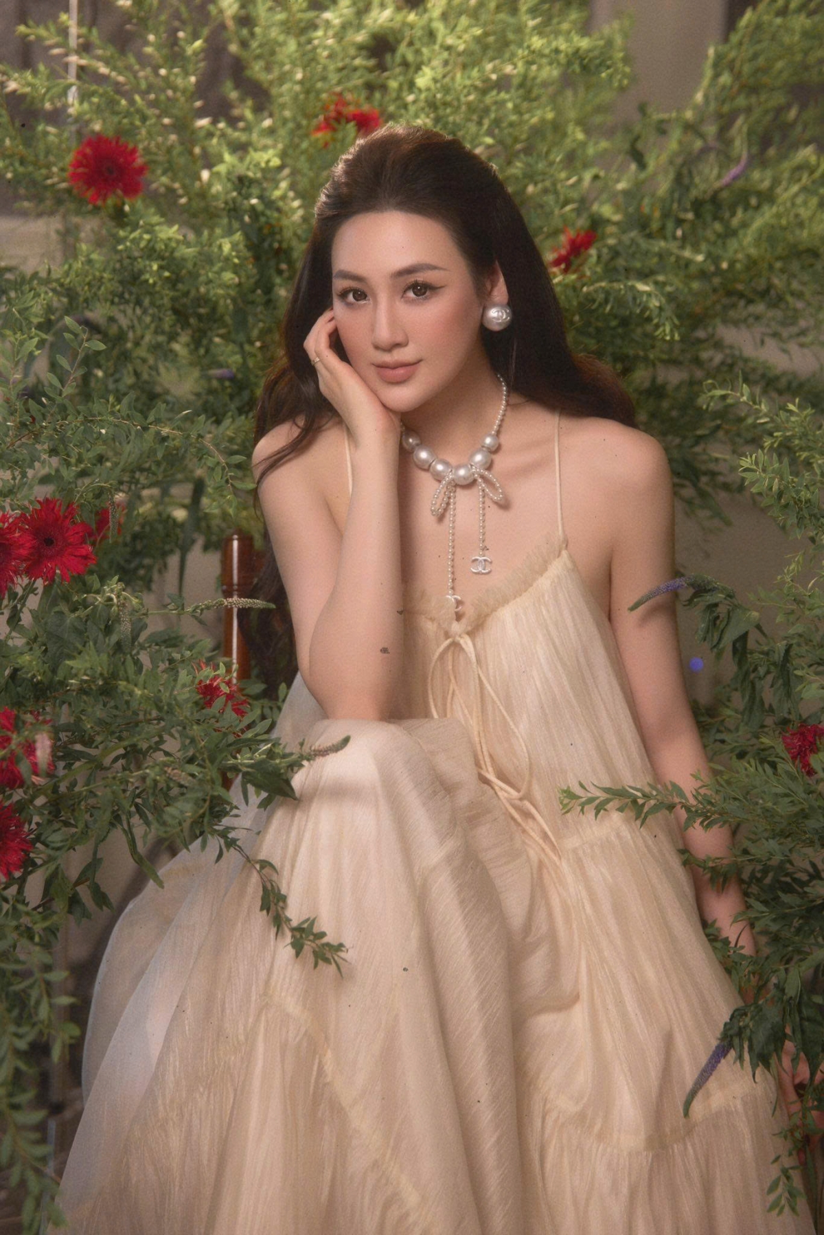 Từng khiến người hâm mộ tiếc nuối khi "theo chồng bỏ cuộc chơi" giữa lúc sự nghiệp đang thăng hoa, Tú Anh sau 7 năm đã chứng minh rằng lựa chọn năm ấy là hoàn toàn đúng đắn. Cô rút lui khỏi showbiz để chăm sóc gia đình, sinh hai con và tận hưởng cuộc sống kín đáo, không phô trương.