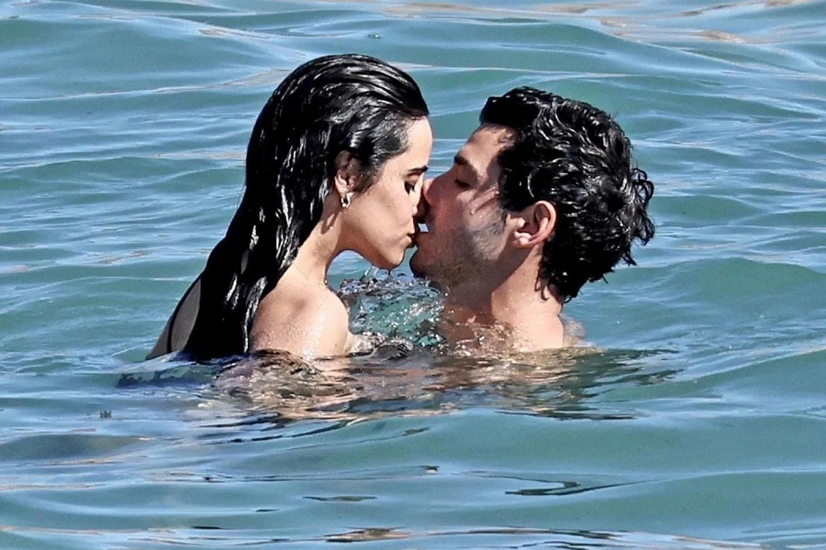 Camila Cabello và Henry Junior Chalhoub trao nụ hôn tình tứ giữa sóng biển. Ảnh: BACKGRID