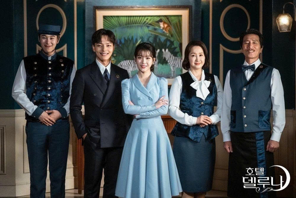 "Hotel Del Luna", bộ phim do IU thủ vai chính, khép lại bằng một cái kết trọn vẹn về mặt nội dung. Thế nhưng, khoảnh khắc Kim Soo Hyun xuất hiện với tư cách chủ nhân mới của khách sạn đã thổi bùng sự phấn khích, khiến khán giả kỳ vọng về phần 2 của bộ phim. Tuy nhiên, đến nay kênh truyền hình tvN chưa lên tiếng về phần tiếp theo của "Hotel Del Luna".