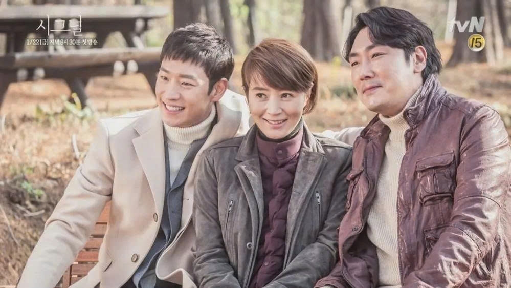 "Signal" là dự án truyền hình hình sự trinh thám của Hàn Quốc, ra mắt vào năm 2016 với nội dung thú vị khi đặt vấn đề hai thanh tra cảnh sát ở hai mốc thời gian quá khứ - tương lai có thể liên lạc với nhau để cùng phá các vụ án. Cái kết bỏ ngỏ khiến người xem không ngừng suy đoán và mong chờ phần tiếp theo. Tin vui là phần 2 đã được xác nhận đang trong quá trình sản xuất nhưng ngày phát hành vẫn còn là ẩn số, khiến khán giả đứng ngồi không yên.