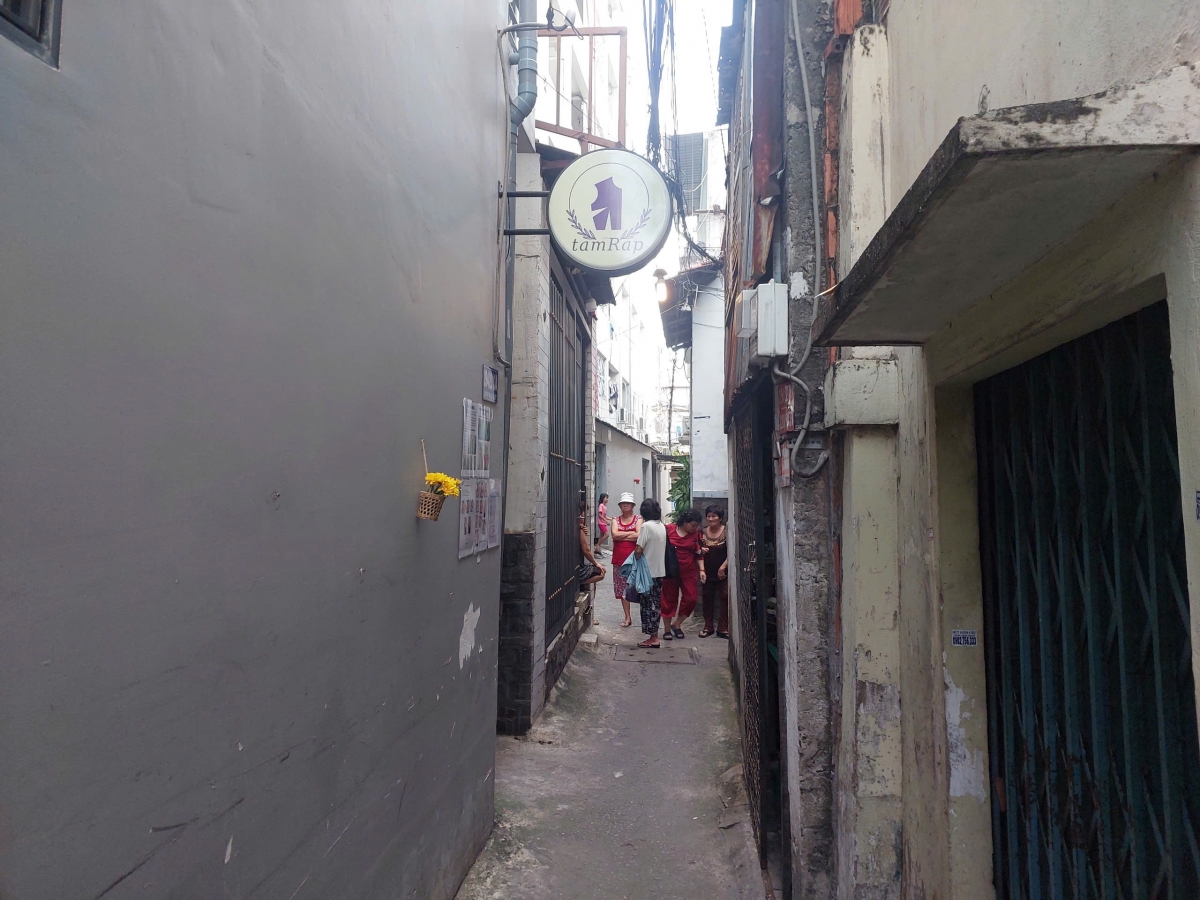 Nhiều người dân trong hẻm hoang mang khi thấy vali chứa thi thể người.