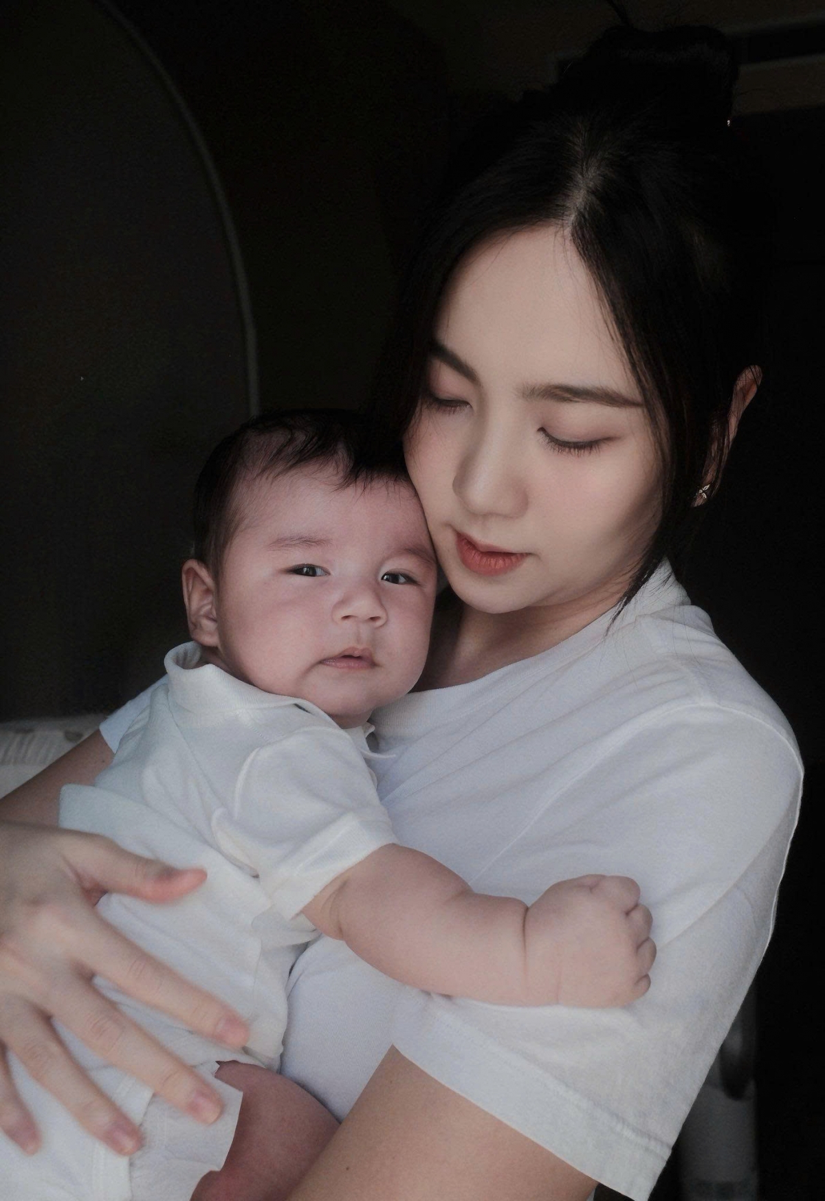 Không còn tất bật với lịch trình dày đặc, Mai Ngọc chọn cách sống chậm lại. Cô chăm chút từng bữa cơm nhà, thi thoảng tập yoga nhẹ nhàng, chăm sóc vườn cây nhỏ và lưu giữ những khoảnh khắc giản dị mà ngập tràn tình cảm. Dù đang mang bầu, cô vẫn giữ được vẻ ngoài rạng rỡ, vóc dáng gọn gàng và tinh thần lạc quan khiến người hâm mộ không khỏi ngưỡng mộ.