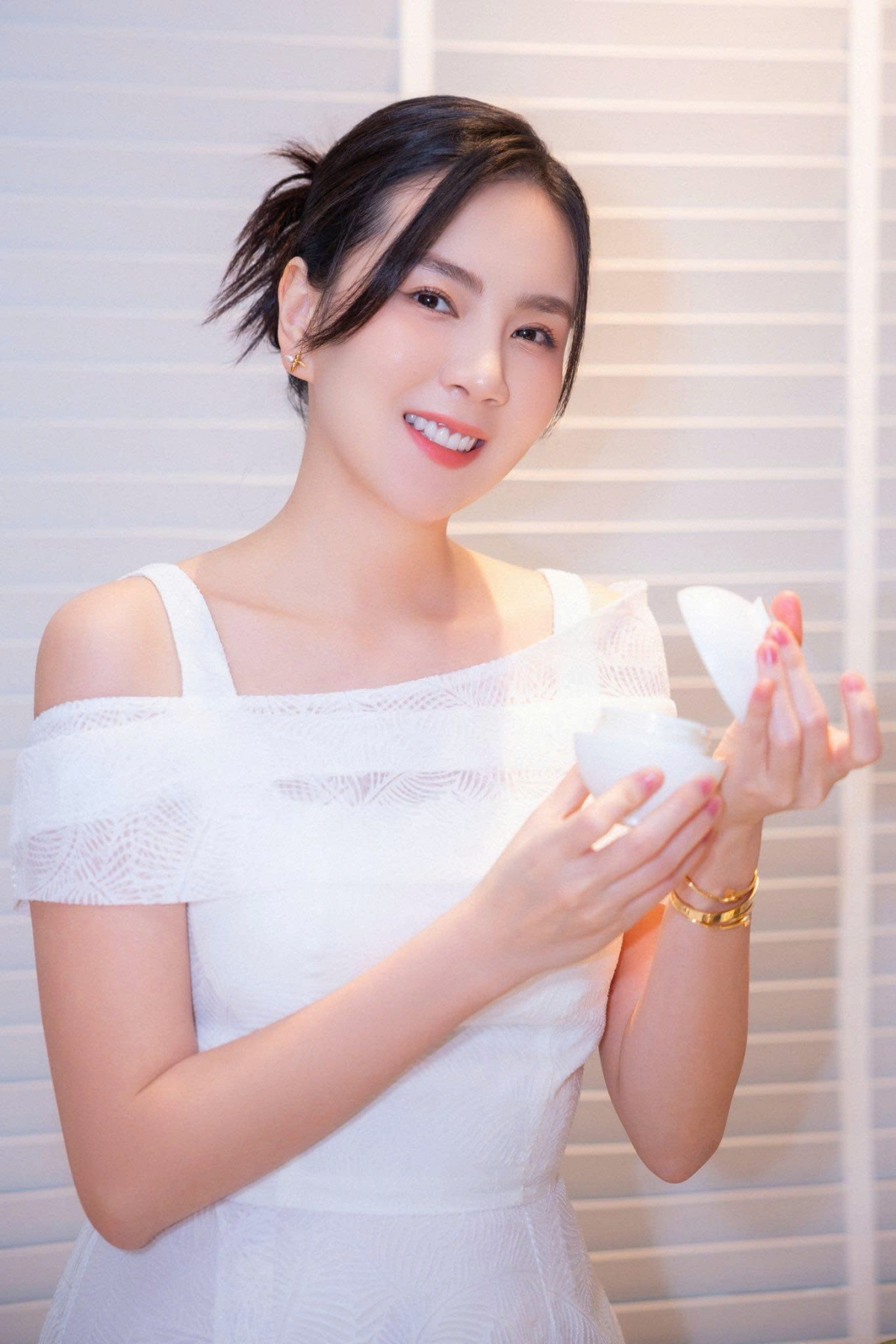 Thế nhưng, tháng 4/2024, nữ MC khiến khán giả bất ngờ khi xác nhận đã ly hôn sau 10 năm yêu và 7 năm chung sống. Quyết định này không chỉ gây tiếc nuối mà còn mở ra một hành trình mới mạnh mẽ và chủ động hơn của Mai Ngọc.