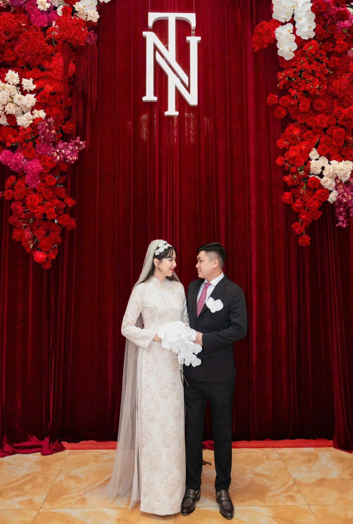 Sự mạnh mẽ và chủ động ấy đã dẫn lối Mai Ngọc đến hạnh phúc mới. Cuối năm 2024, cô công khai mối quan hệ với doanh nhân trẻ tuổi Đặng Quốc Thắng. Sau một năm hẹn hò, cả hai đăng ký kết hôn vào tháng 11/2024 và tổ chức một lễ cưới kín đáo, ấm cúng với sự góp mặt của gia đình và bạn bè thân thiết.