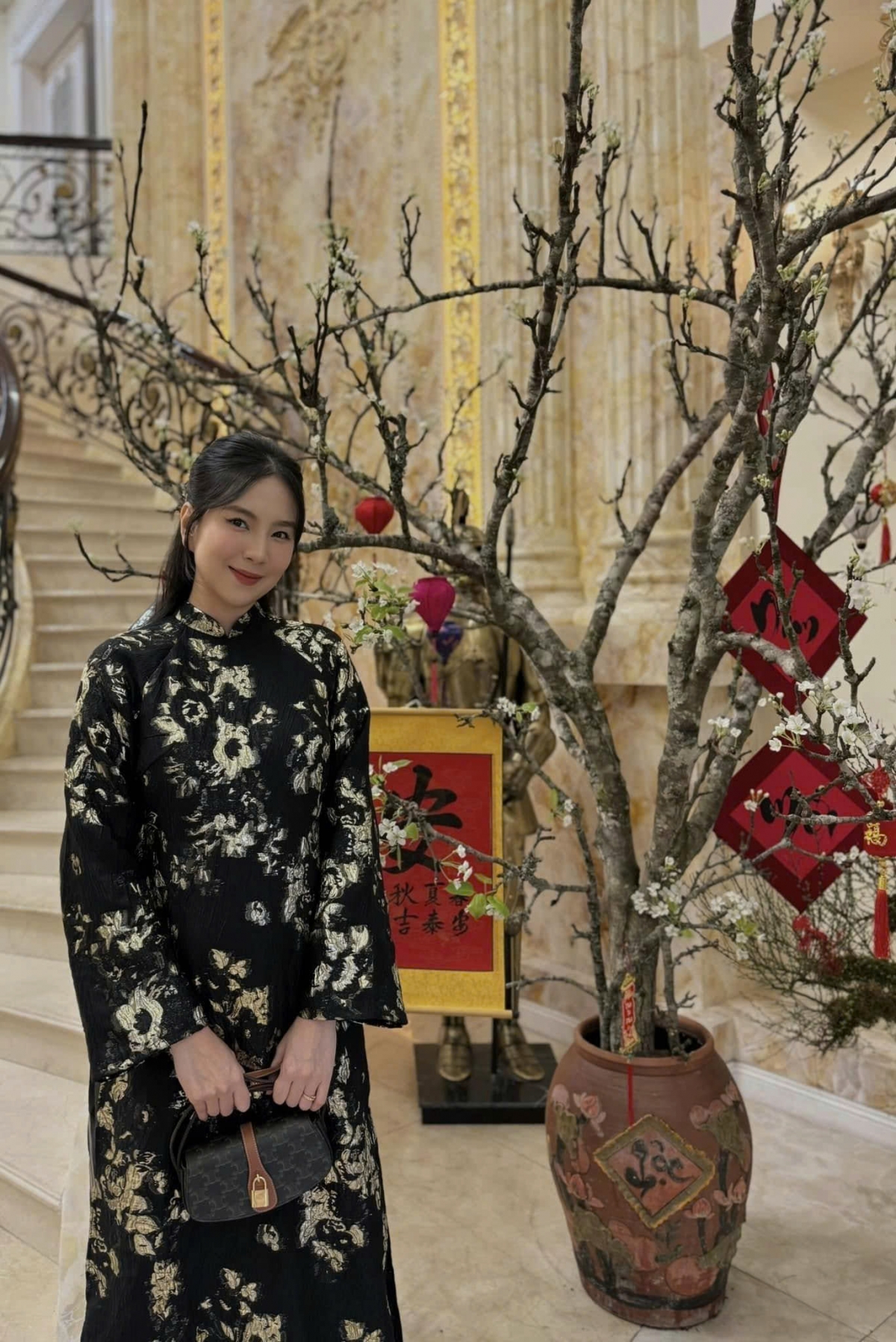 Không còn là hình ảnh của một “MC đẹp nhất VTV” chỉ gắn với sân khấu hay ánh đèn, Mai Ngọc của hiện tại là biểu tượng của một người phụ nữ biết bước qua đau thương, trân quý hiện tại và sống trọn vẹn cho những gì mình yêu. Hôn nhân viên mãn không đến từ sự hoàn hảo, mà đến từ sự lựa chọn đúng đắn, khi hai tâm hồn gặp nhau ở thời điểm thích hợp, với tình yêu đủ lớn và sự thấu hiểu sâu sắc. 