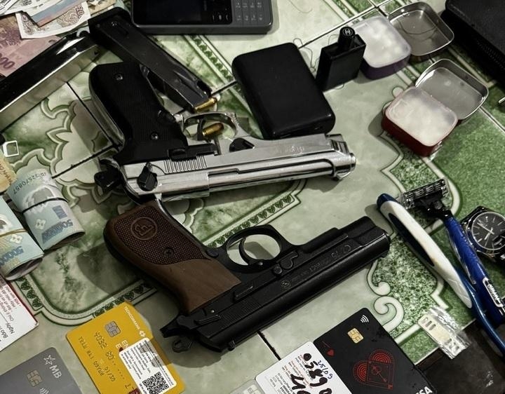 Tang vật gồm 2 súng quân dụng thu giữ của Trần Hải Quỳnh.