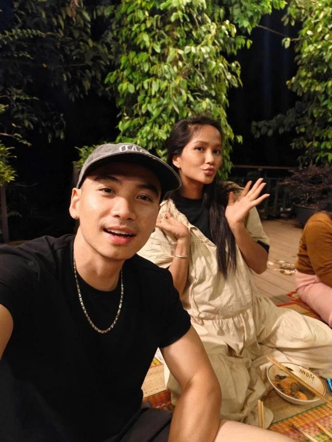 Hoa hậu H'Hen Niê không giấu được sự phấn khích khi ông xã Tuấn Khôi bí mật về thăm cô tại quê nhà Đắk Lắk. (Nguồn: FBNV)