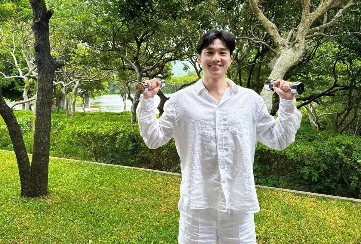 Quốc Trường đăng ảnh tập tạ giữa khung cảnh thiên nhiên tại một resort. Nam diễn viên cho biết anh “nghỉ dưỡng là phụ, tập gym là chính”. (Nguồn: FBNV)