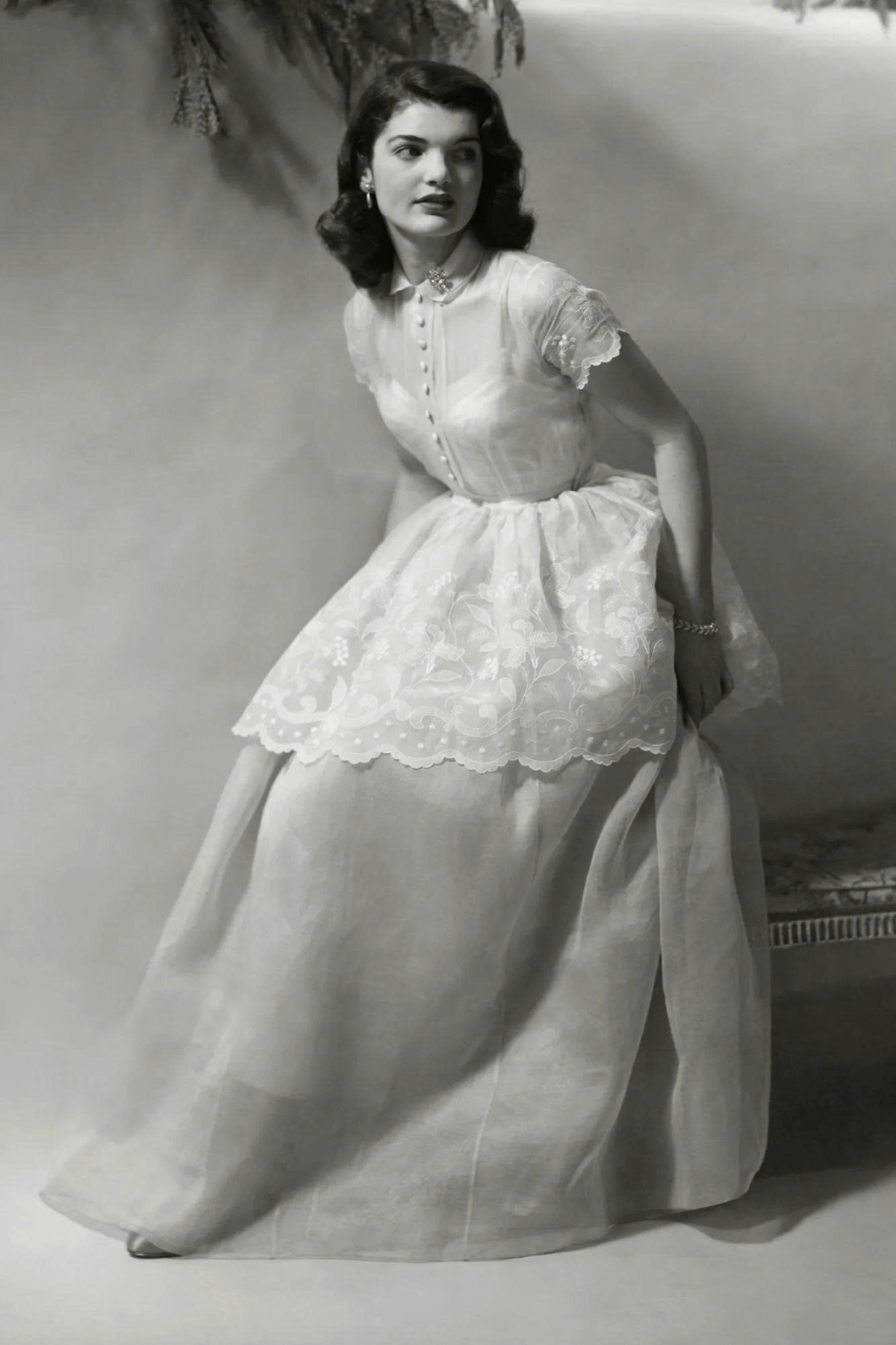 Trong bức ảnh chân dung khi mới 18 tuổi, bà Jackie diện chiếc váy trắng tay ngắn với phần yếm thêu ren, toát lên vẻ trong sáng và dịu dàng.