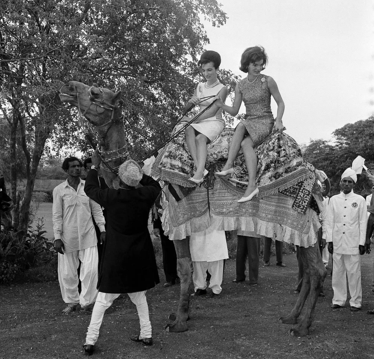Trong chuyến công du Pakistan năm 1961, phu nhân Jackie và em gái cưỡi lạc đà tại Karachi như một phần trong sứ mệnh ngoại giao thân thiện giữa hai nước.