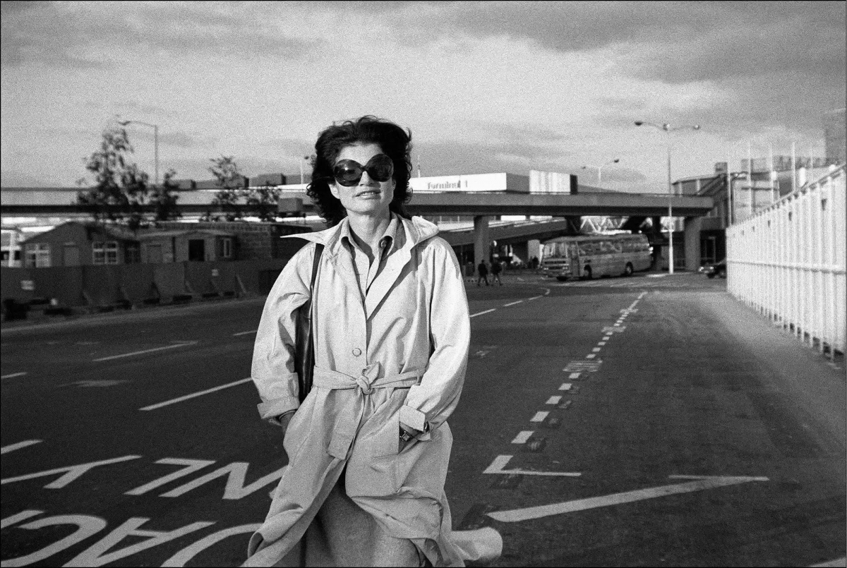 Tháng 10/1975, sau khi mua sắm tại Paris, phu nhân Jackie được bắt gặp đi bộ trên đường phố London trong bộ trench coat và kính râm to bản. Đây là một hình ảnh rất “Jackie”.