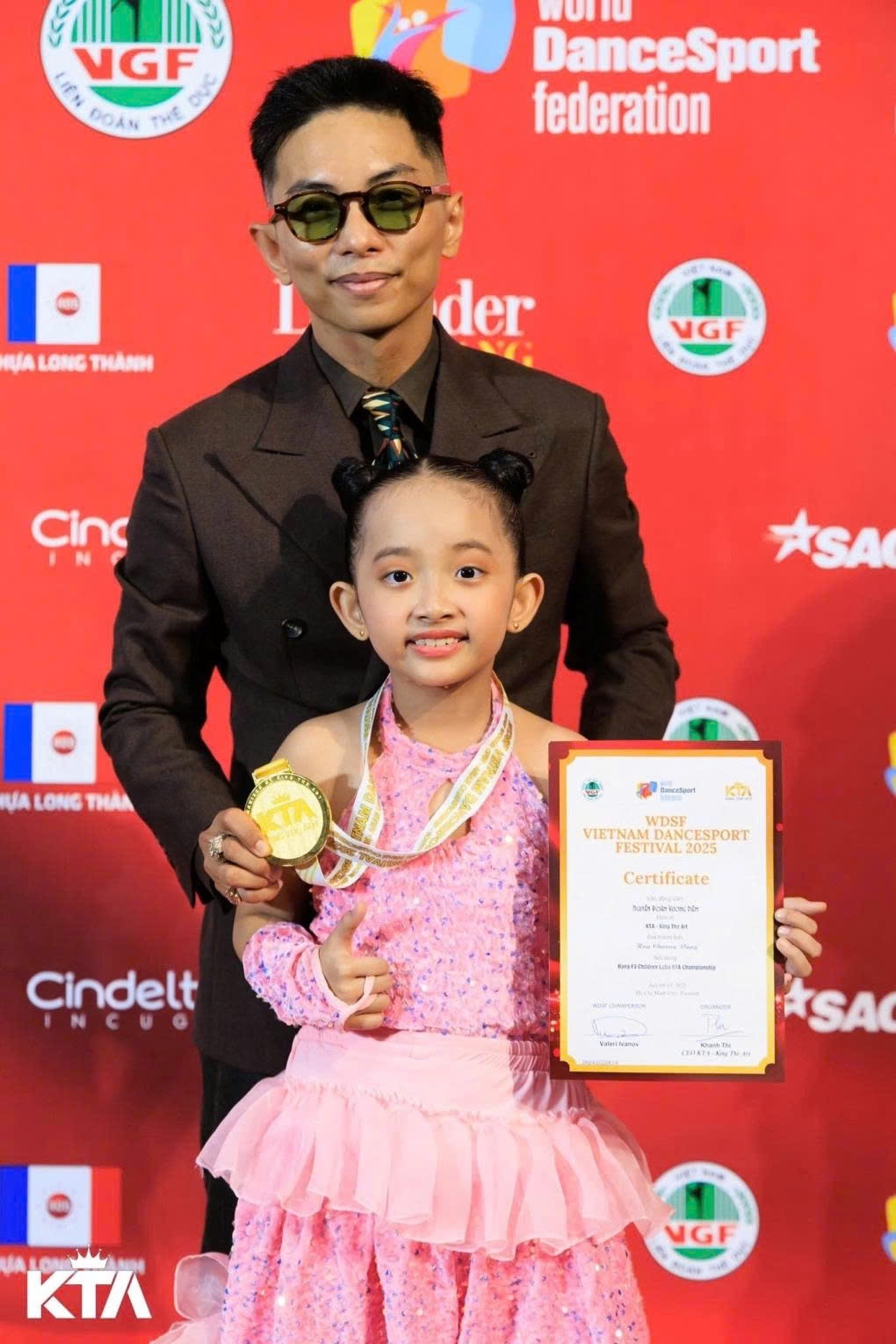 Phan Hiển tự hào khoe con gái Anna cũng thể hiện tài năng và hứng thú với dancesport giống bố mẹ, anh trai Kubi.