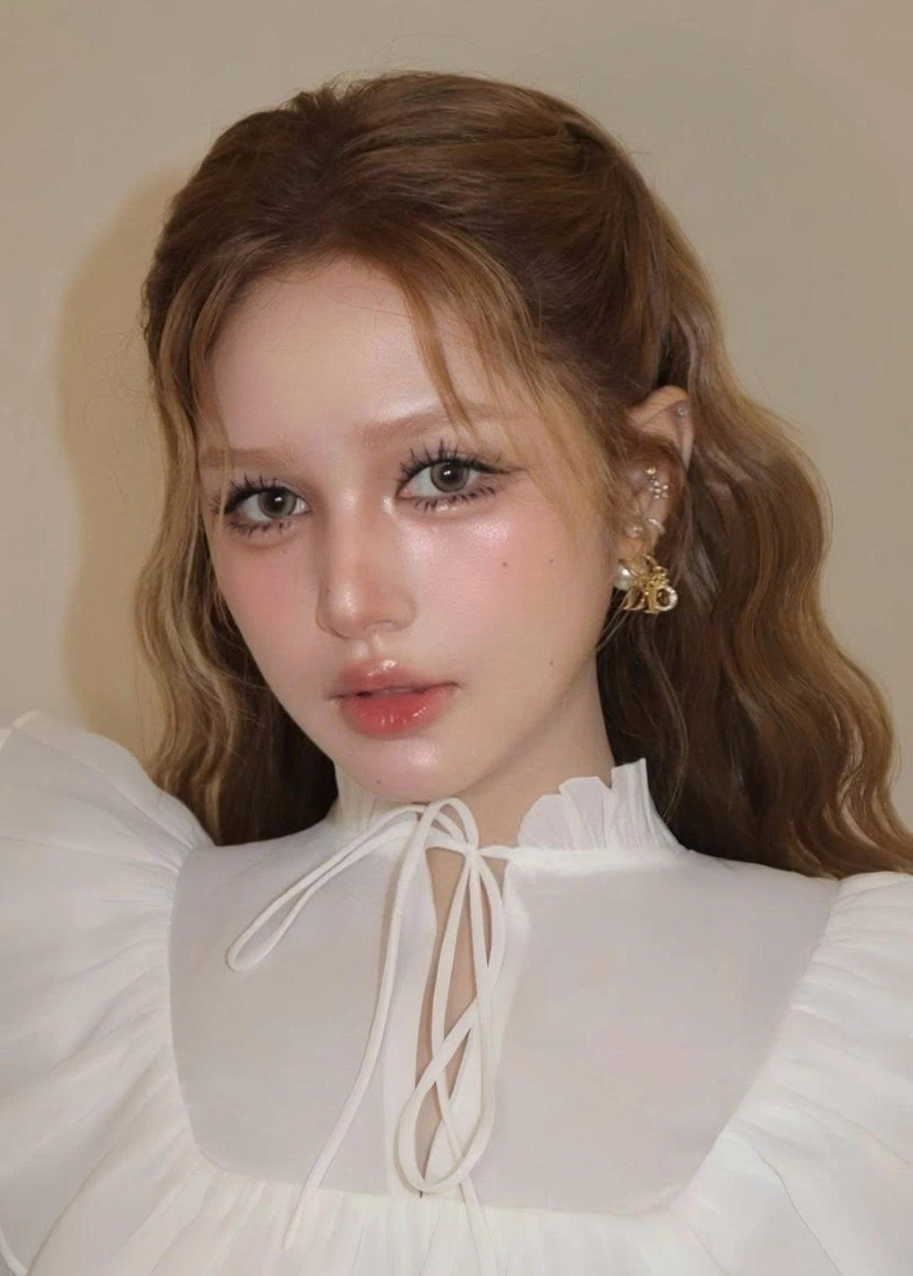 Xoài Non được khen xinh như búp bê với phong cách trang điểm ngọt ngào, nữ tính.