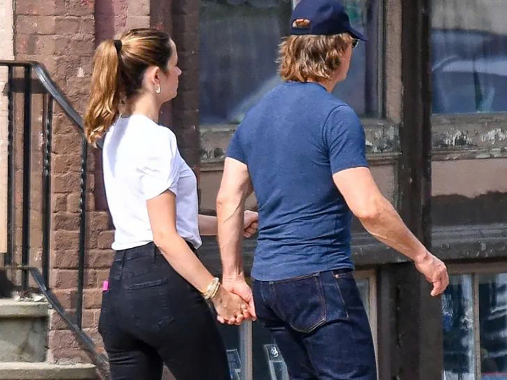 Cặp đôi nắm tay nhau đi khi dạo trên phố. Ảnh: TMZ