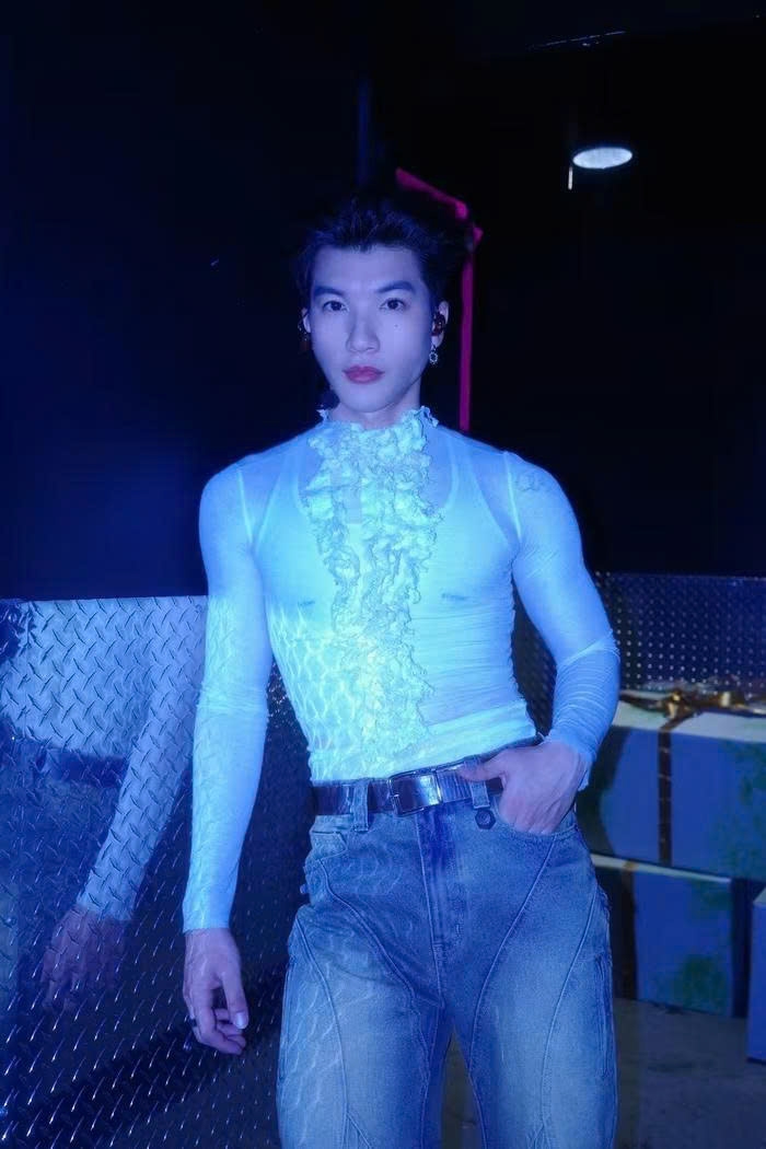 Chiếc áo xuyên thấu được HIEUTHUHAI diện trong concert Anh trai "say hi" tại Mỹ trở thành chủ đề gây tranh cãi trên mạng xã hội.