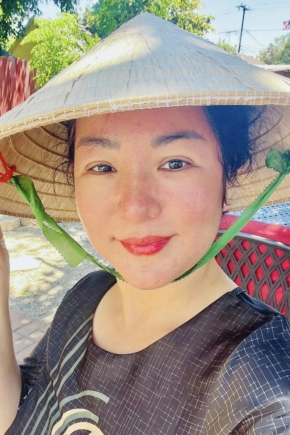 Nghệ sĩ Thúy Nga chăm cây trong vườn nhà ở Mỹ.