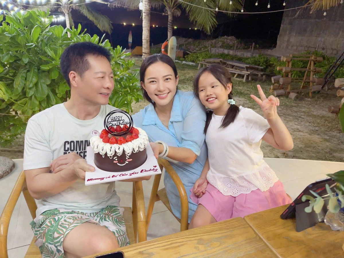 Diễn viên - MC Phan Như Thảo tự tay nấu nướng, bày biện tiệc tối bên bãi biển mừng chồng doanh nhân sang tuổi 64.