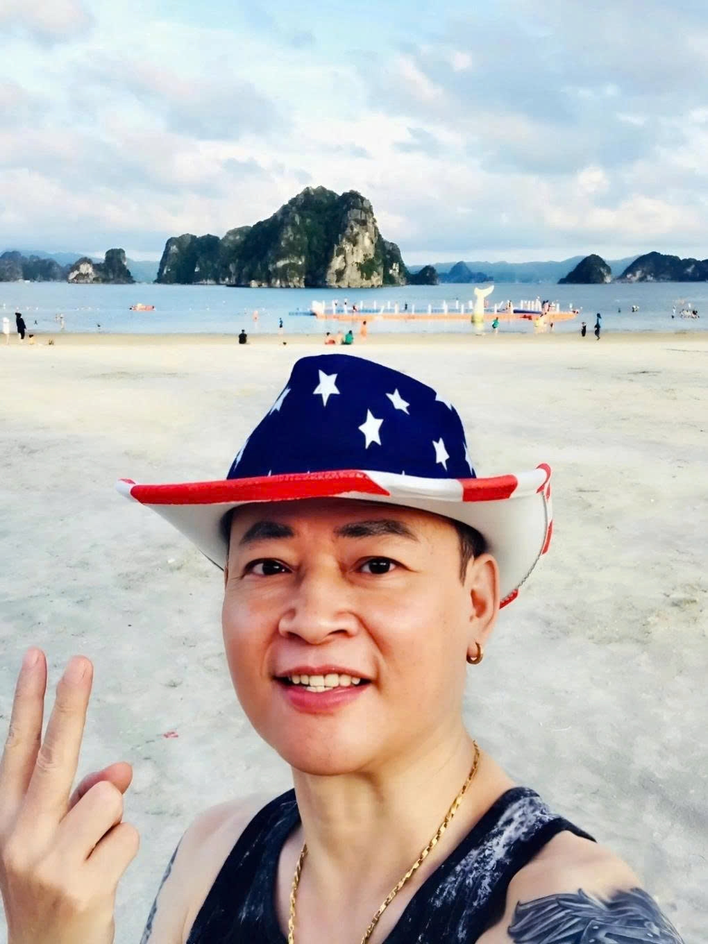 Từ khi giải nghệ vì vấn đề sức khỏe, diễn viên Tùng Dương gặp khó khăn tài chính, chuyển sang bán online các món đồ cũ để có thêm thu nhập.