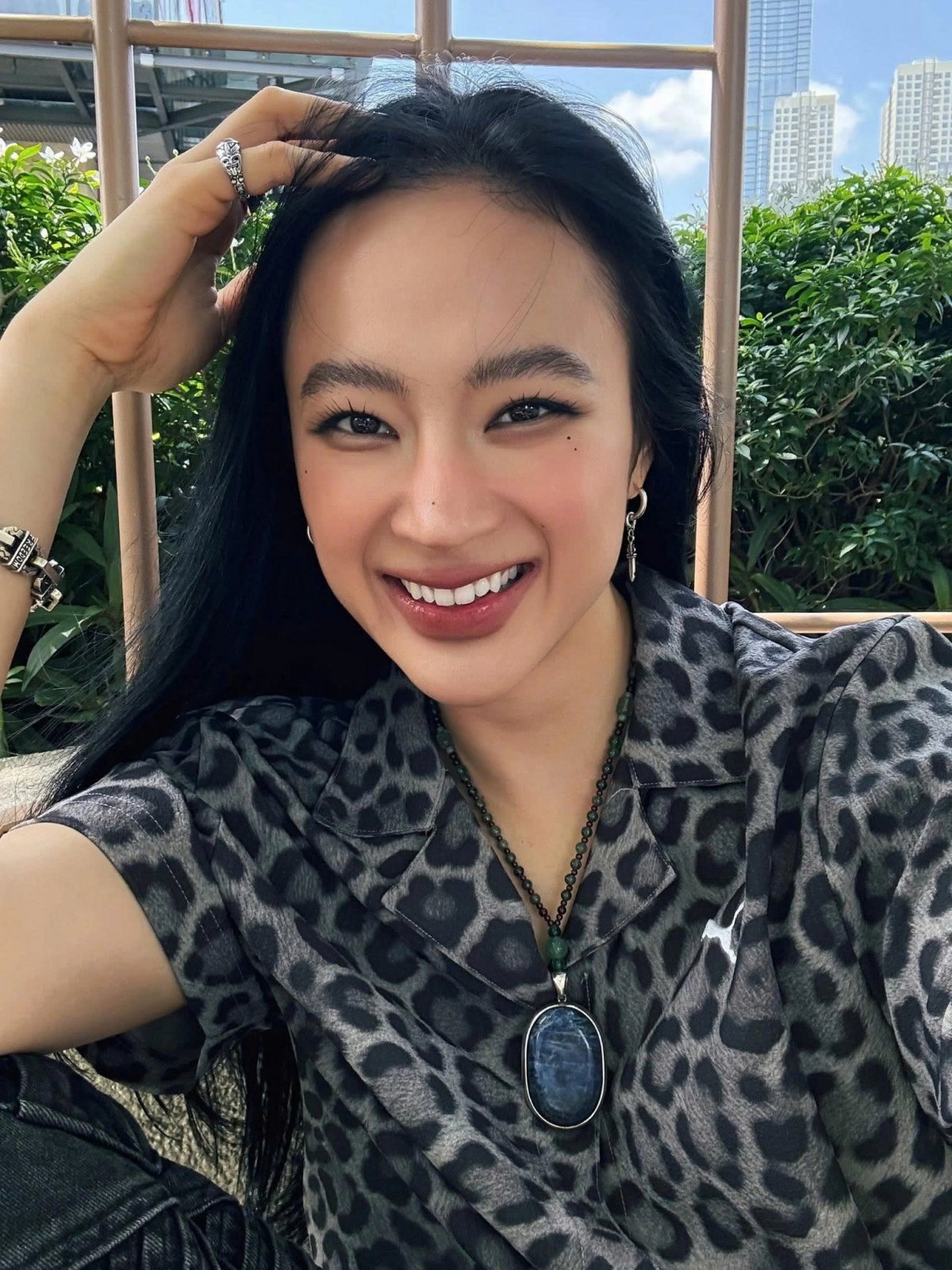 Angela Phương Trinh gây chú ý với diện mạo lạ lẫm khi trang điểm da nâu, môi dày.