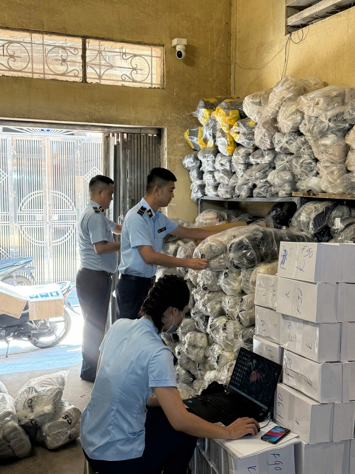 Đội Quản lý thị trường số 2 kiểm kê hàng hóa vi phạm