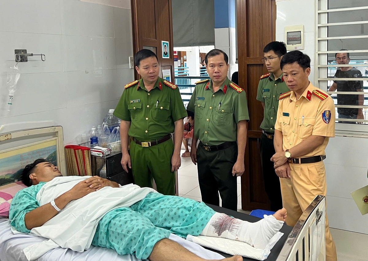 Đại tá Nguyễn Tường Vũ (bên trái) đến thăm Trung tá Nguyễn Hoàng Trung bị thương khi làm nhiệm vụ. Ảnh: CALĐ